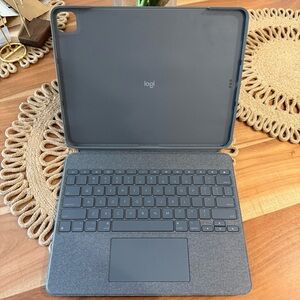 Logitech iPad pro 12.9in case with keyboard